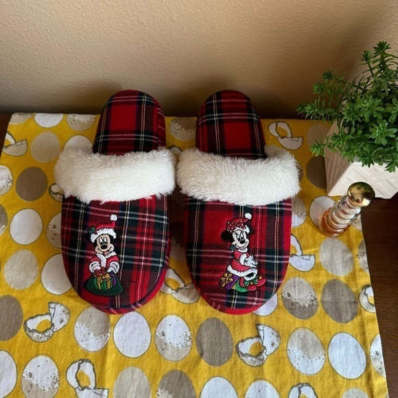 WDW Mickey and Minnie embroidered Christmas plaid fuzzy slippers size Medium - Picture 1 of 16